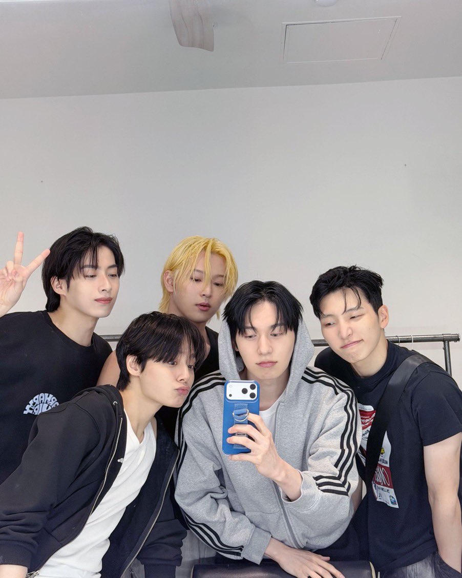 SeohoBlossom's tweet photo. Great day to be in the oneus polycule https://t.co/1pTP4e0JWc