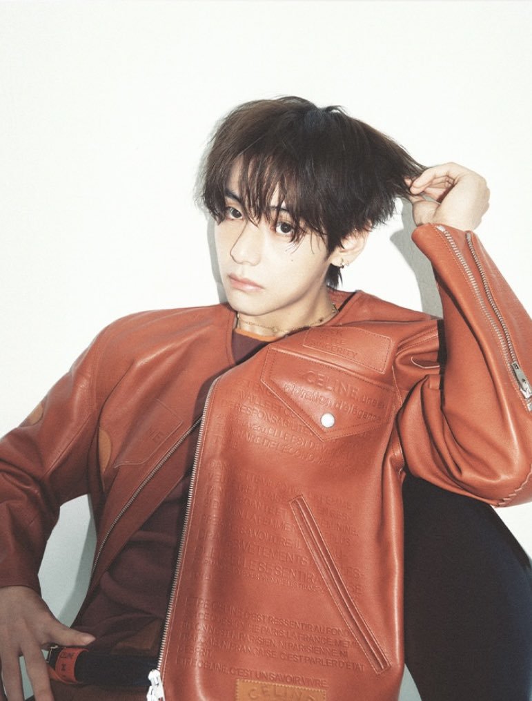 just_bunnybear's tweet photo. Kindly share the link to his official IG post with the following tags in replies🧡 Let's Hype to boost his EMV!

TAEHYUNG X CELINE 
Été 2027 show
#CelineEte2027 
#VxCELINE https://t.co/REGNJgAxCz