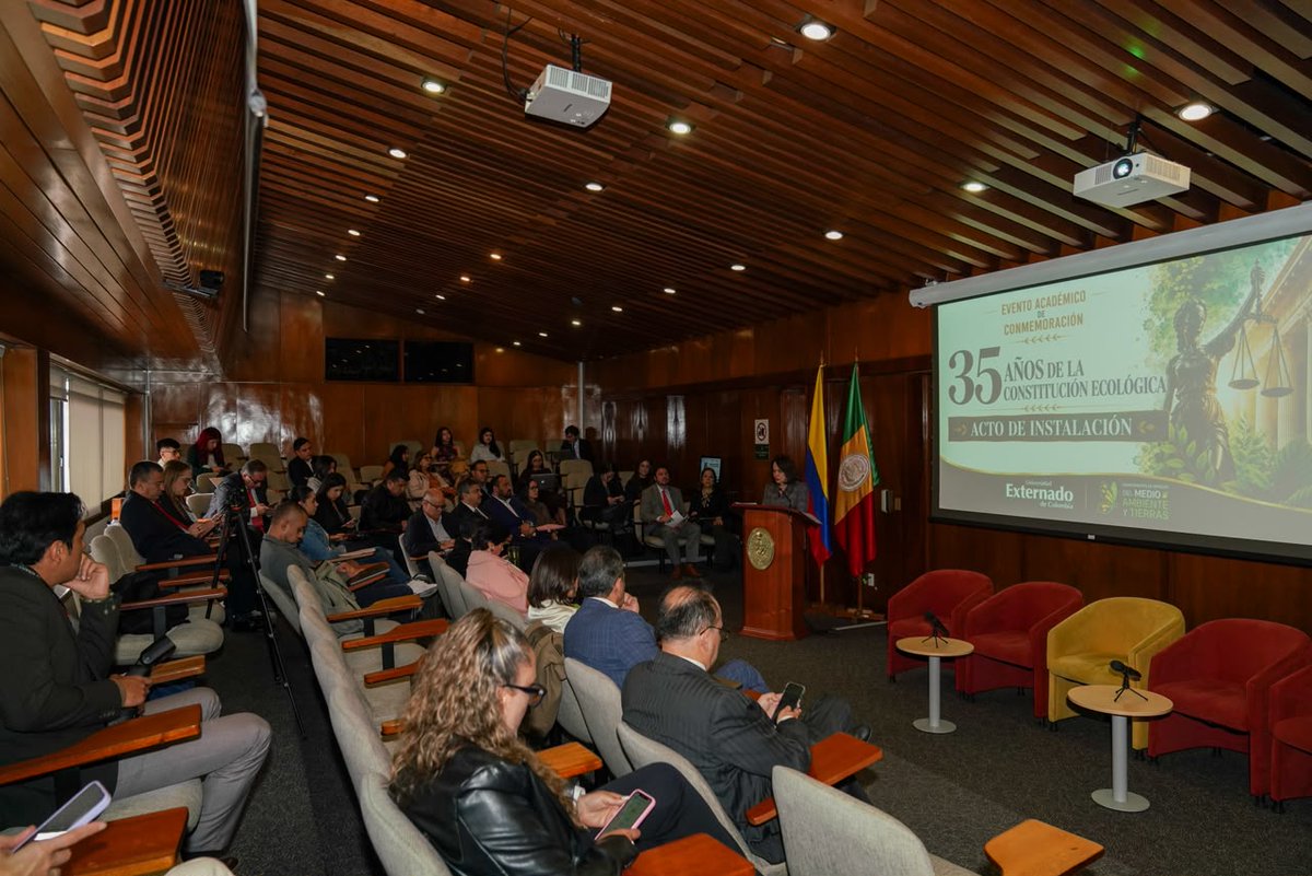 MinAmbienteCo's tweet photo. 🌿 ¿Hacia dónde va la regulación ambiental en Colombia? Reflexiones en los 35 años de la Constitución Ecológica 🇨🇴   

En el evento de la @UExternado, el viceministro Gustavo Guerrero abordó dos ejes clave para la gestión pública:  

1️⃣Rigurosidad científica: El principio de precaución es motor de acción, no de inacción ni arbitrariedad. Citando al Consejo de Estado y la Corte IDH, enfatizó que las decisiones ambientales deben sustentarse en la mejor información científica disponible y no excusar la gestión en la imprevisibilidad del cambio climático.

2️⃣Modernización del licenciamiento ambiental: Debe dejar de verse como un "cuello de botella" para ser un pilar del desarrollo sostenible. Se requiere rediseñar el instrumento —sin cambios sustanciales en 30 años— con enfoque sectorial, mayor seguimiento post-otorgamiento y articulación garantista pero eficiente de la consulta previa.

➡️Recursos para el territorio: Destacó que se avanza en agilizar la ejecución de compensaciones e inversión forzosa del 1% para la conservación in situ de las regiones. La justicia ambiental exige trabajo articulado entre Gobierno, ciudadanía y academia, transformando realidades con menos discursos.   

#PatriaMilagro