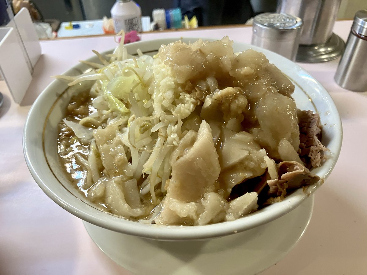 Salmonmilk's tweet photo. 激乳化でスープがトロトロだった！
あたし乳化系の方が好きかもしれないと思わされた。麺はかなり硬めのゴワゴワでした。最近はやわやわばっかりだったけど、硬いのもめちゃくちゃうまい！
びびって麺量中の200グラムにしちゃったけど大300にすればよかった

成蹊前ラーメン
中/ヤサイニンニクアブラ https://t.co/bXmj30pvPL