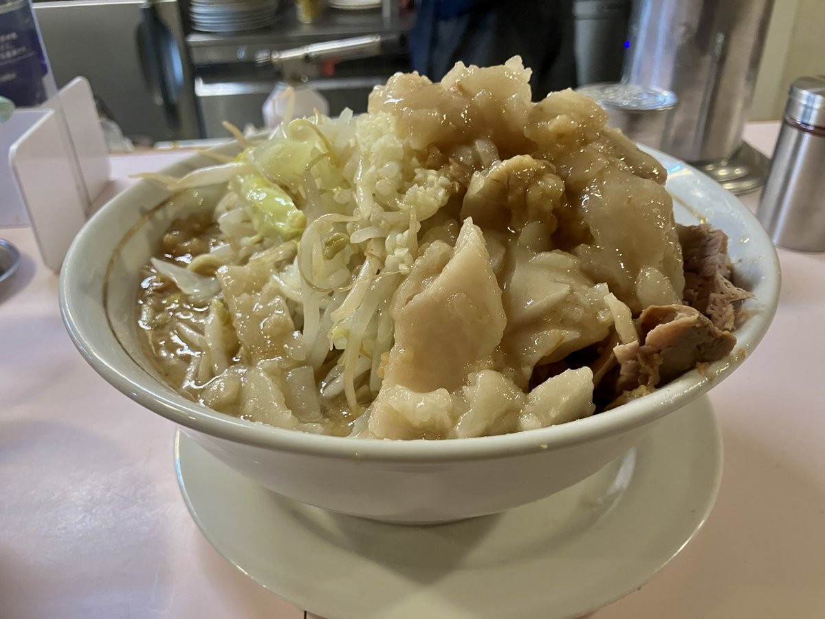 Salmonmilk's tweet photo. 激乳化でスープがトロトロだった！
あたし乳化系の方が好きかもしれないと思わされた。麺はかなり硬めのゴワゴワでした。最近はやわやわばっかりだったけど、硬いのもめちゃくちゃうまい！
びびって麺量中の200グラムにしちゃったけど大300にすればよかった

成蹊前ラーメン
中/ヤサイニンニクアブラ https://t.co/bXmj30pvPL