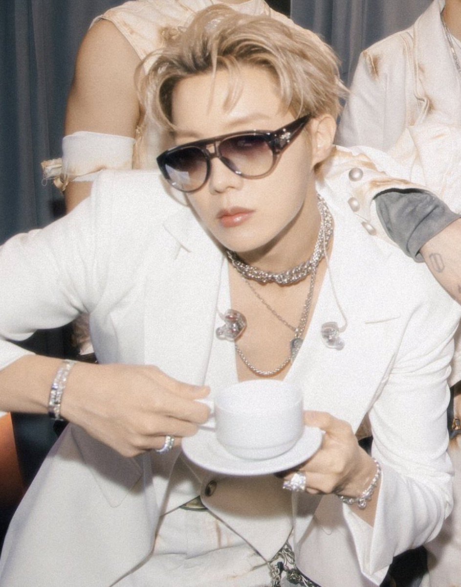 y00ngipurrs's tweet photo. rich lesbian auntie core https://t.co/mXBHAxRPWA