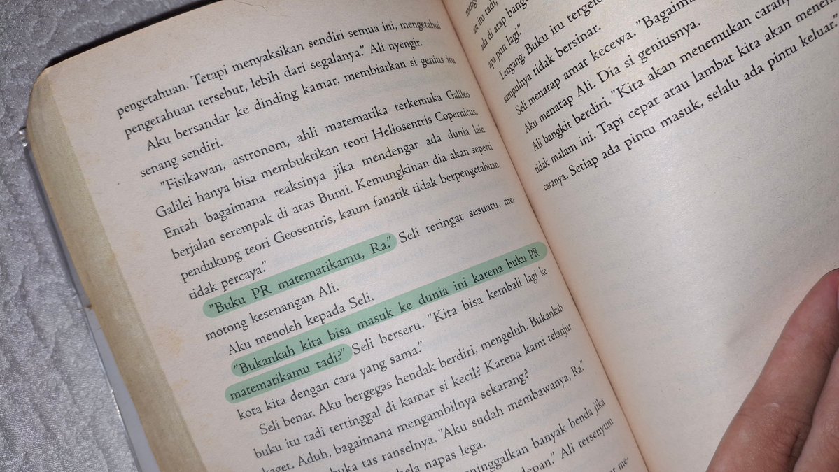 bqs_zaa's tweet photo. 📚Currently Reading—Reread
. ݁₊ ⊹ . ݁ BUMI ݁ . ⊹ ₊ ݁.
✧ by Tereliye 🌍
✧ Fantasy, Action, and Adventure
✧ 440 Page 📖
. ݁₊ ⊹ . ݁ ⟡ ݁ . ⊹ ₊ ݁.
#Tereliye #booktwt #bookpost #currentread #BumiSeries https://t.co/UJy6yTWVWg