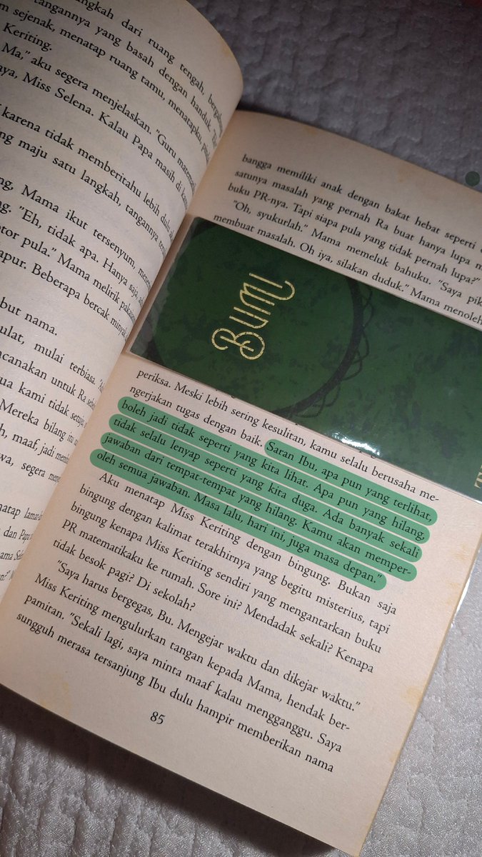 bqs_zaa's tweet photo. 📚Currently Reading—Reread
. ݁₊ ⊹ . ݁ BUMI ݁ . ⊹ ₊ ݁.
✧ by Tereliye 🌍
✧ Fantasy, Action, and Adventure
✧ 440 Page 📖
. ݁₊ ⊹ . ݁ ⟡ ݁ . ⊹ ₊ ݁.
#Tereliye #booktwt #bookpost #currentread #BumiSeries https://t.co/UJy6yTWVWg