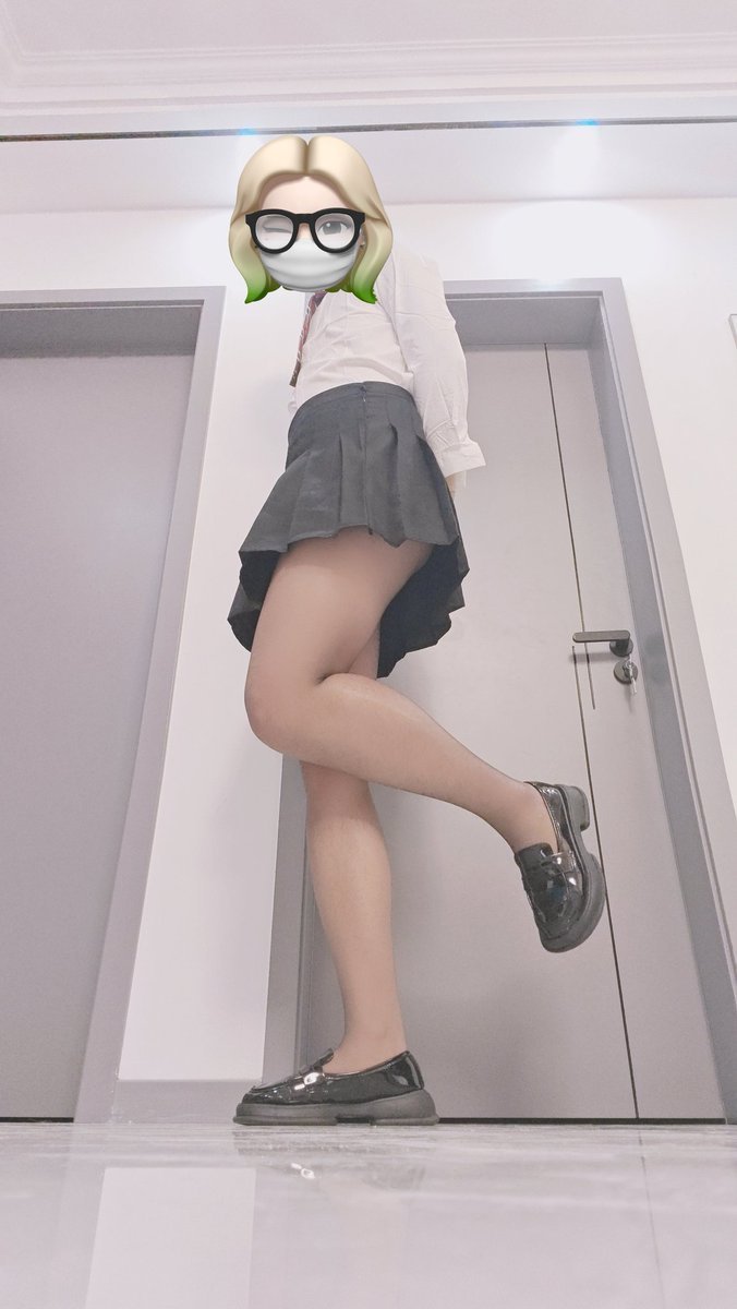 aifutazi's tweet photo. 表面是正经办公室ol ，其实私底下是反差御姐🥵  #男娘 #伪娘 #御姐 #femboy #jk #丝袜 #肉丝 #黑丝 #丝袜jj #小皮鞋 #汉服 #汉服鞋 #白丝 #女装 #JK #男の娘 #伪娘露出 #伪街 https://t.co/7WXWKdIIzx