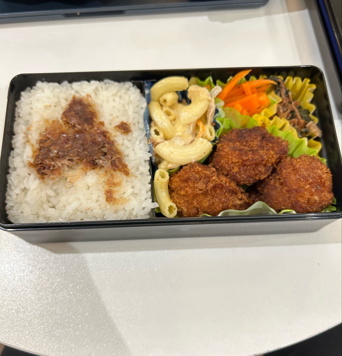 Riku_output's tweet photo. 管理栄養士GPTさんによると今日のお弁当は

95点／100点です。

前回「ポークピッツを野菜に替えると95点くらい」とお話ししましたが、まさにその方向になっています。特ににんじんラペを入れたのは◎です。

今回の構成を見ると、

🍚 ご飯一膳：主食として適量
🐷 一口トンカツ3個：主菜・たんぱく質
🥕 にんじんラペ：緑黄色野菜＋食物繊維
🥗 マカロニサラダ：ツナ＋にんじん＋玉ねぎ
🥬 ほうれん草のポン酢和え：緑黄色野菜をもう1品

となっていて、主食・主菜・副菜2〜3品がきれいに成立しています。

それでも5点引いた理由

一番はトンカツ3個＋マヨネーズ系のマカロニサラダで、脂質がやや高くなりやすいことです。

んー、100点の道は険しい。
揚げ物無しのお弁当も寂しいしなぁ、、
皆さんのお昼は何ですか？

午後も頑張りましょうね。