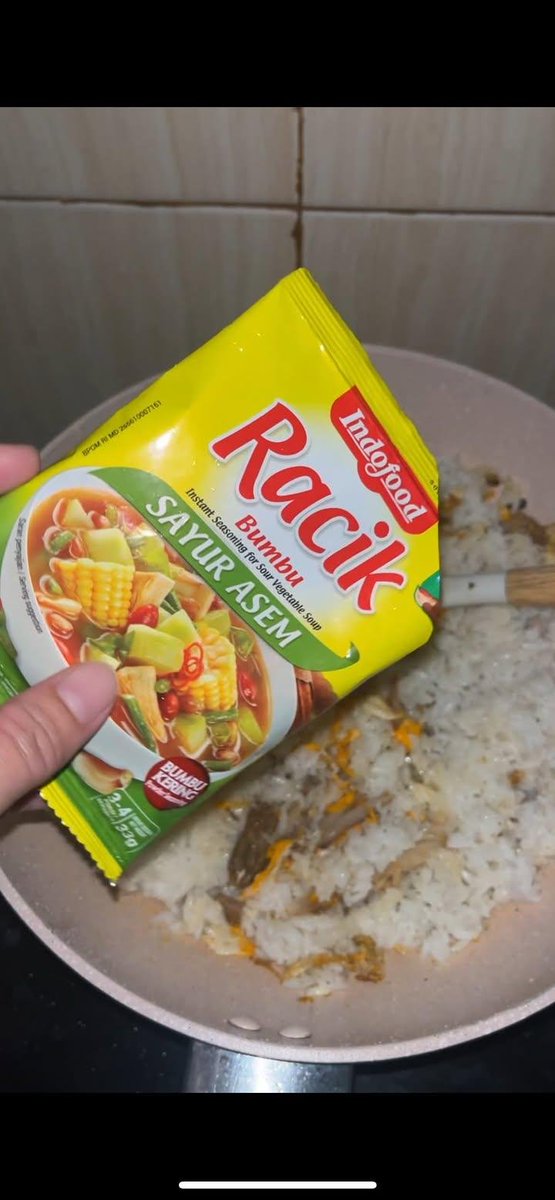 putrisyarifah25's tweet photo. Mbak ini siapa yang ngide nasi goreng pake racik sayur asem? Wahh bener ini hack nasgor tomyum solaria sih. Literally kalo ada sisa nasi, pasti rikuk ini lagi dan lagi 😭👍🏻 https://t.co/86jZv0MN2e