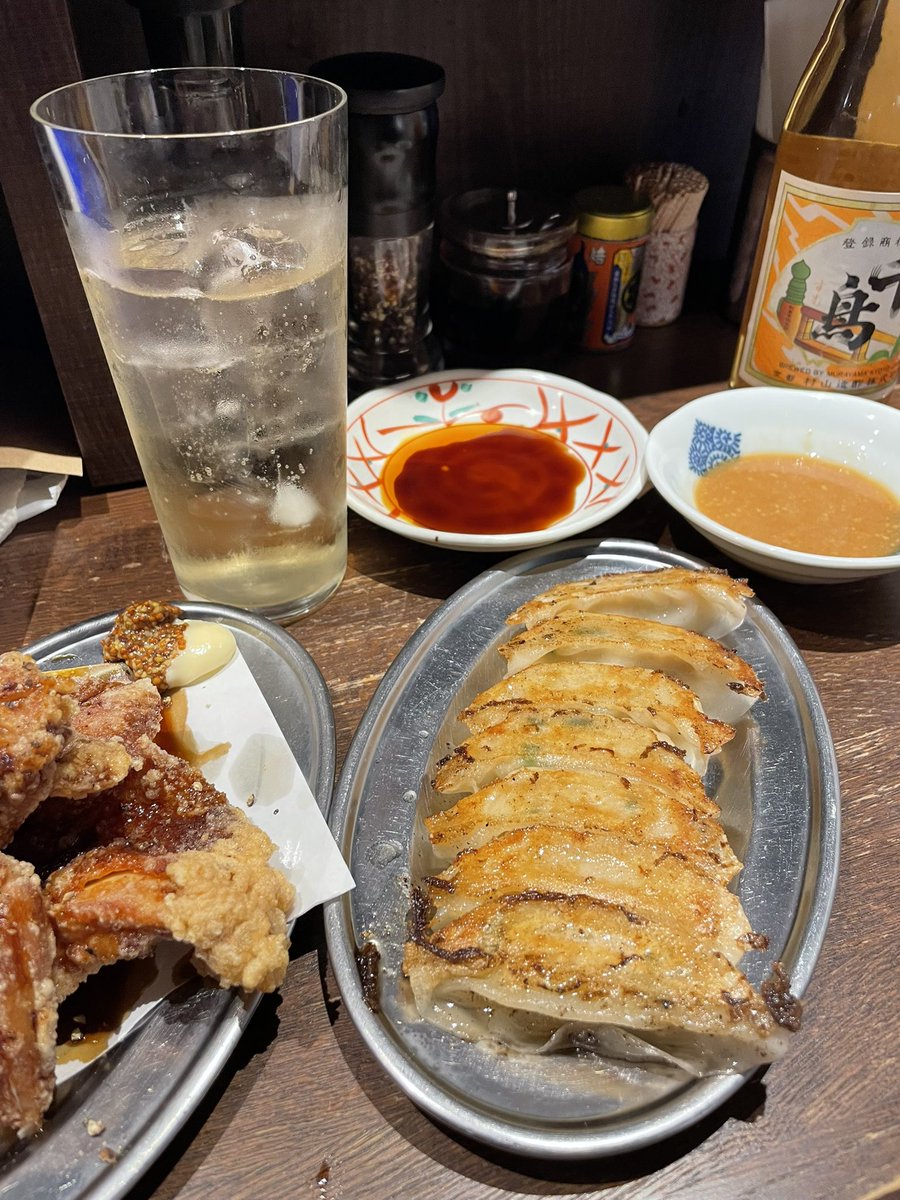 itouni's tweet photo. 三連休、やる事が無いので札幌に飲みにきた。
餃子、ザンギうまい。 https://t.co/D4is4aDRra