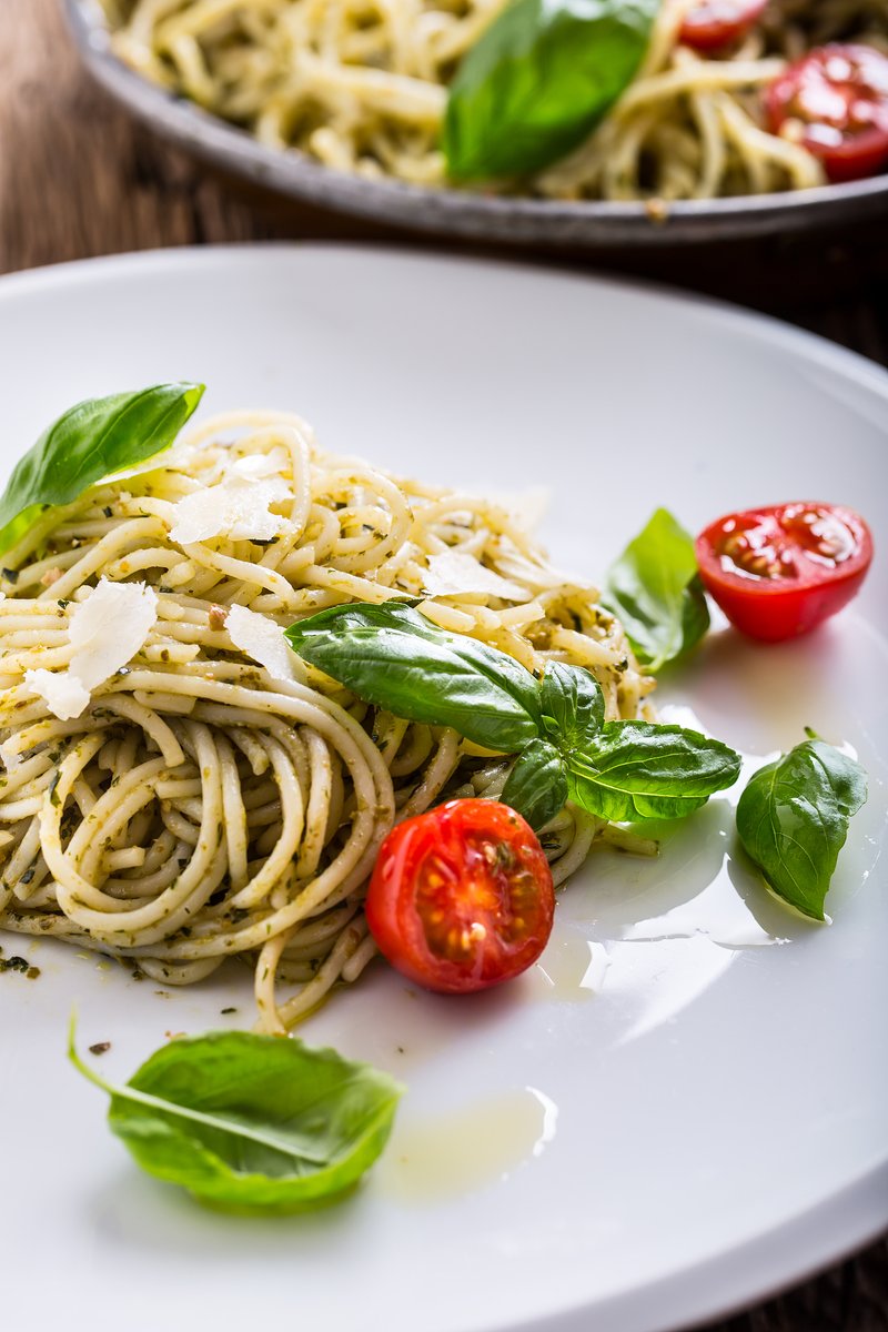 SeanPenaswiu's tweet photo. [Lazy Sunday lunch = creamy tomato pasta + a side of fresh basil. No fancy skills, just total comfort ]， https://t.co/uxod5jiw12