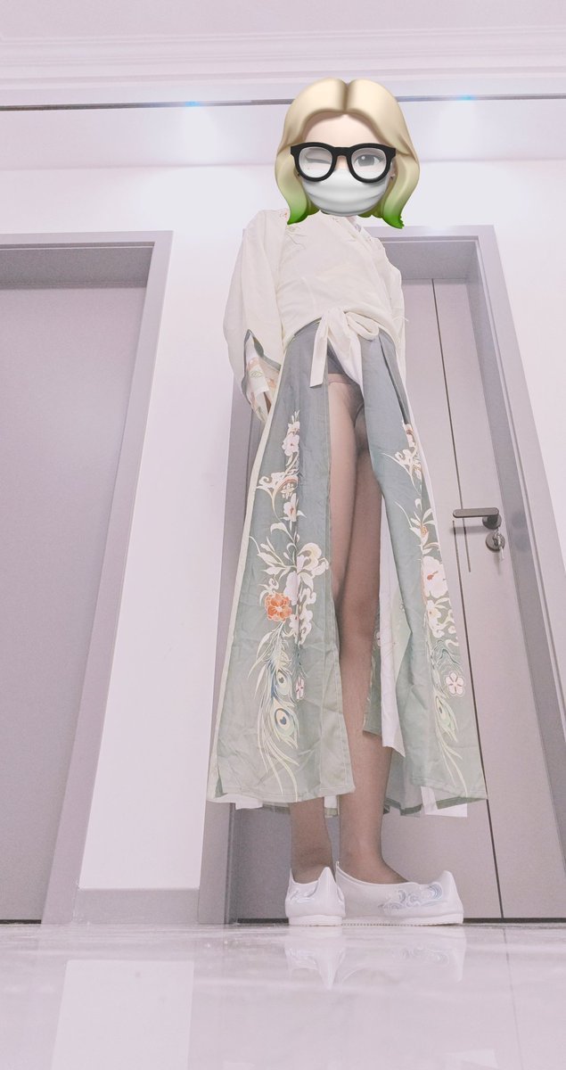 aifutazi's tweet photo. 汉服真空，里面没穿，逛了一天脚都红了，很多人看我，又爽又害羞 #男娘 #伪娘 #御姐 #femboy #jk #丝袜 #肉丝 #黑丝 #丝袜jj #小皮鞋 #汉服 #汉服鞋 #白丝 #女装 #JK #男の娘 #伪娘露出 #伪街 https://t.co/dhNDp43odr
