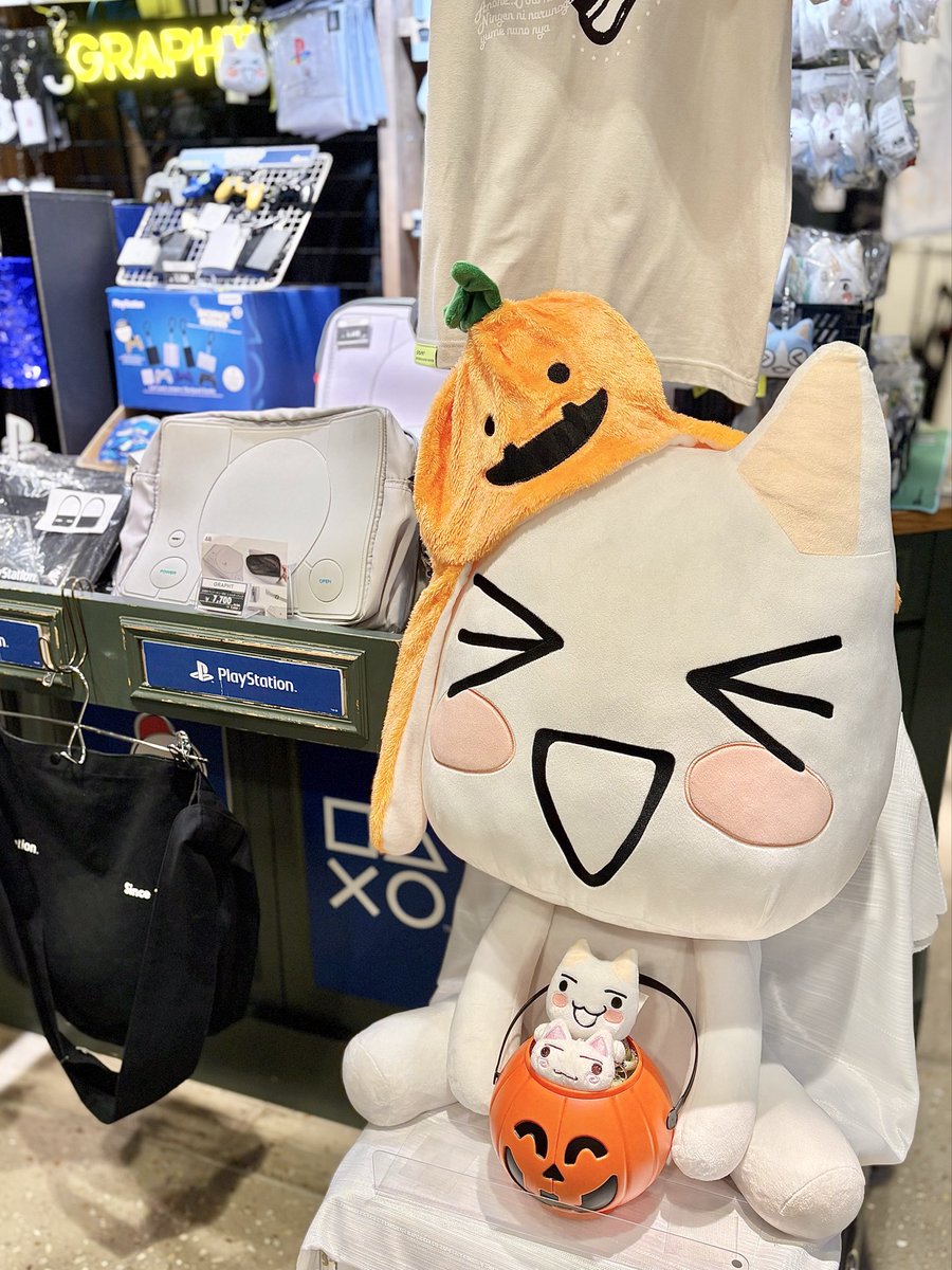 wagonsolamachi_'s tweet photo. ジャンボトロがハロウィンの準備を始めたようです🎃🐾

【PlayStation™ Official Licensed POP UP STORE in 東京ソラマチ®】は本日も元気に営業中です❕

お近くにお越しの際は、ぜひお立ち寄りください🎶

#GRAPHT #どこでもいっしょ #井上トロ https://t.co/barDixVgwN