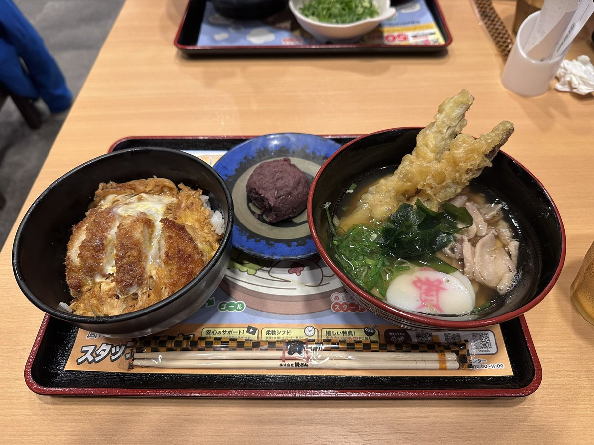 takaya360's tweet photo. シルバーウィークに食べたご飯を振り返る。
その①資さんうどん。新潟にはないお店。天ぷらのごぼうってこんなに美味しかったの？カツ丼はともかくとして、ぼた餅がセットになってるのが珍しい。 https://t.co/juYUjlWAPP