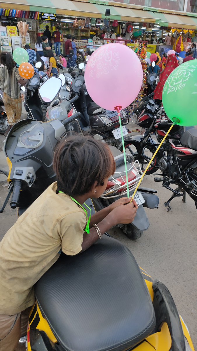 RameshImages's tweet photo. बचपन बेफिक्री का नाम है जिसमें कोई जिम्मेदारी नहीं, कोई चिंता नहीं, सिर्फ आनंद ही आनंद होना चाहिए। कई बच्चों को बचपन के आनंद का पता ही नहीं होता क्योंकि ये बचपन में ही बड़े होकर जिम्मेदारियों का बोझ उठाने लग जाते हैं। काश.. सबको बचपन क��� आनंद मिले। 
#bachpan #childhood #smprcity https://t.co/fuXA2IwOYQ