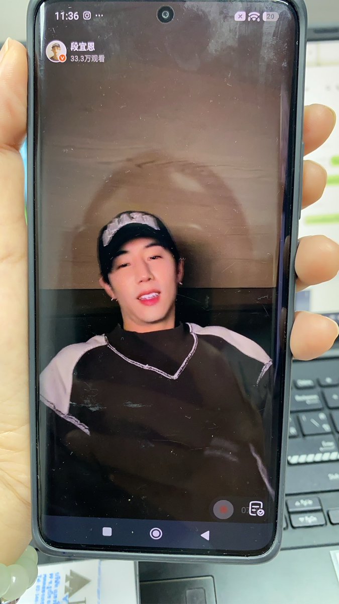 ArrChbl's tweet photo. ไปมุงเว่ยป๋ออ หล่อมากกก #MarkTuan #NIGHTLIGHT_MarkTuanxMILLI https://t.co/YX7xjiBqIF