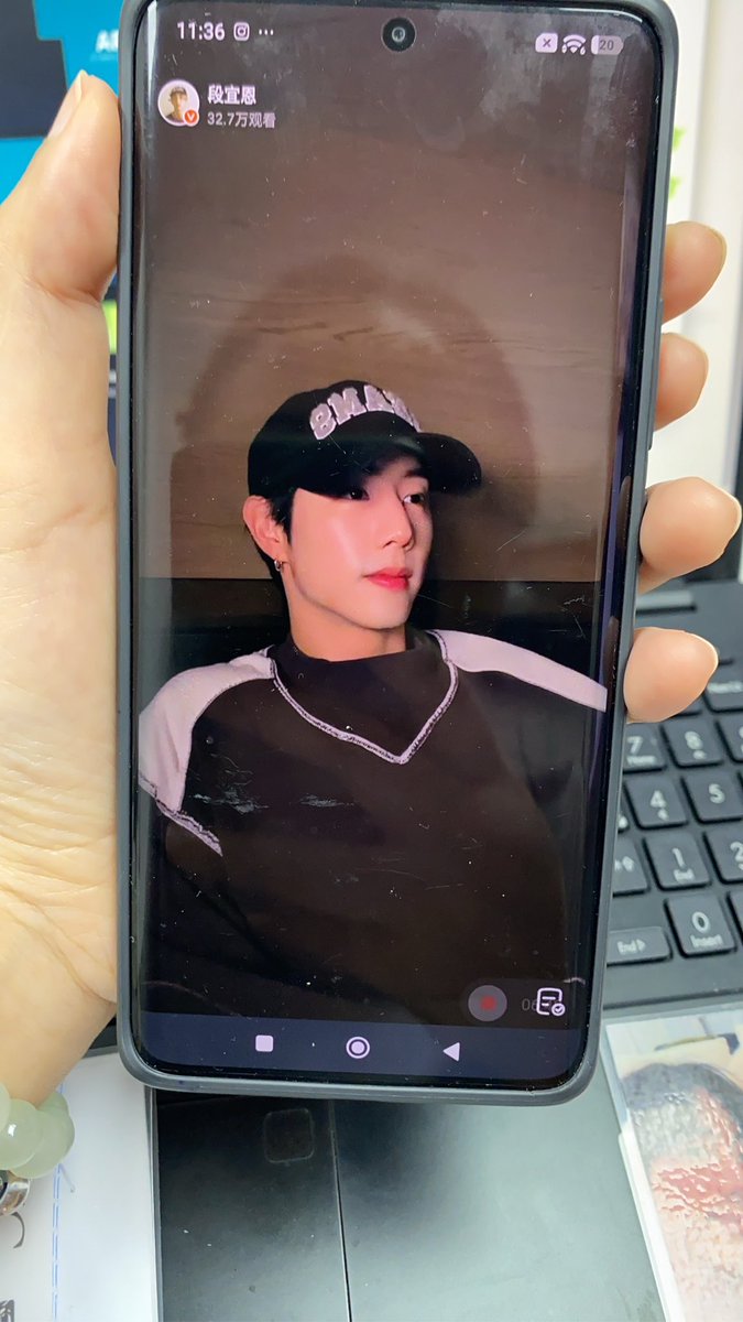 ArrChbl's tweet photo. ไปมุงเว่ยป๋ออ หล่อมากกก #MarkTuan #NIGHTLIGHT_MarkTuanxMILLI https://t.co/YX7xjiBqIF