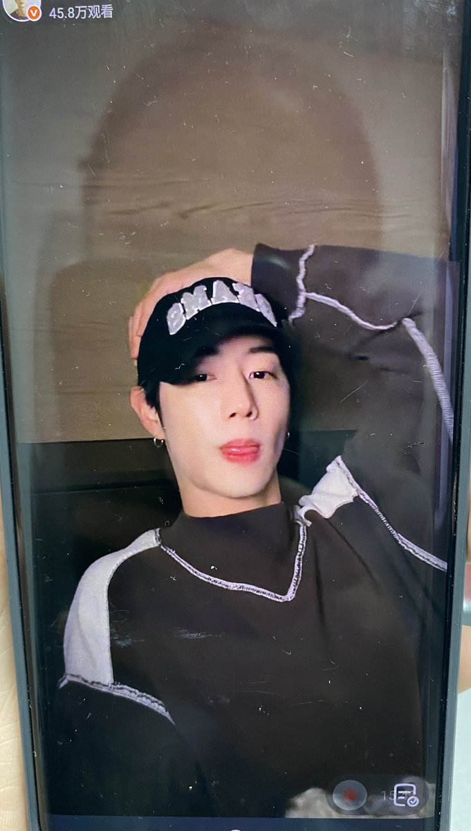 ArrChbl's tweet photo. ไปมุงเว่ยป๋ออ หล่อมากกก #MarkTuan #NIGHTLIGHT_MarkTuanxMILLI https://t.co/YX7xjiBqIF