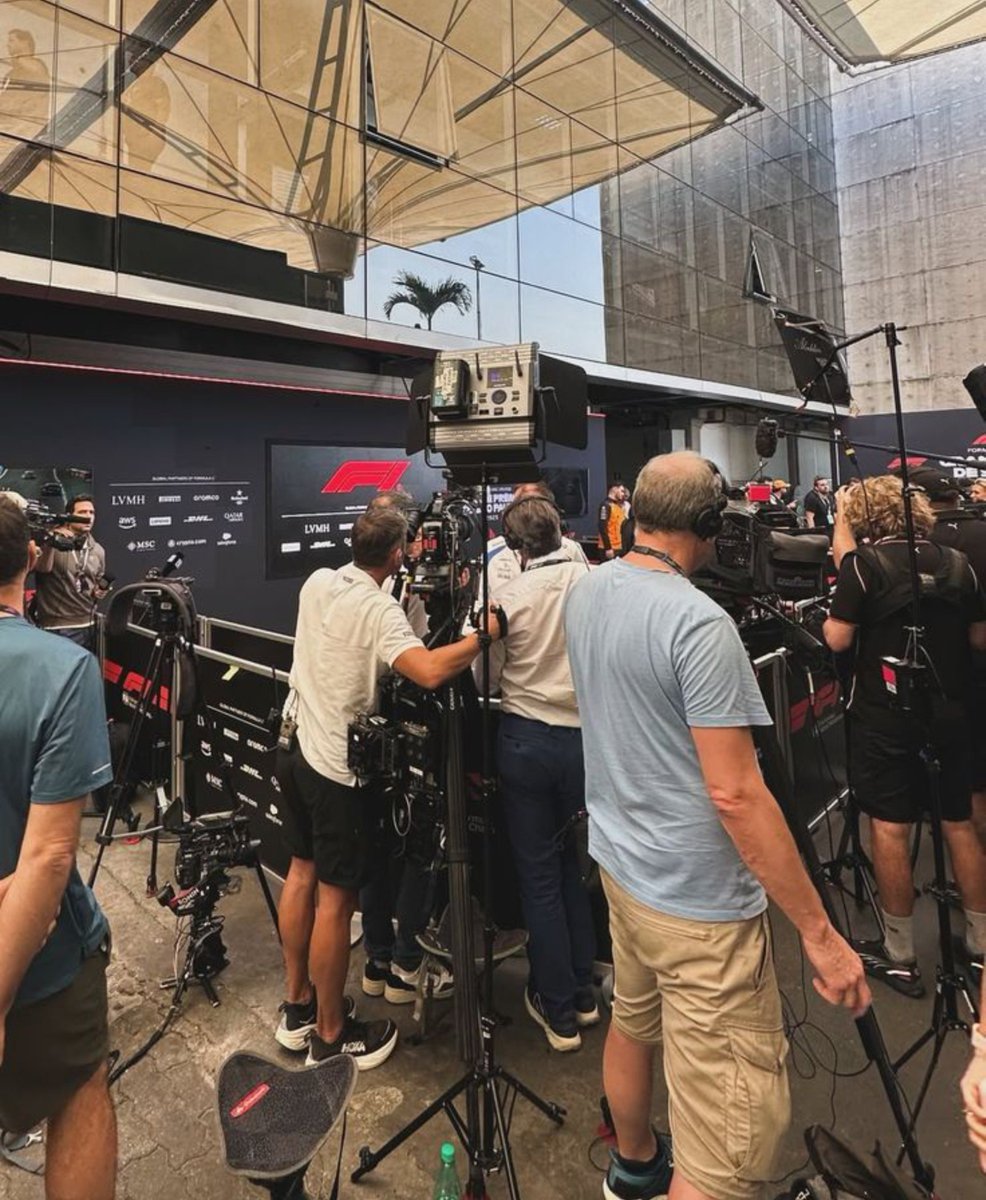 milu_islulu's tweet photo. ᝰ Between Races 🏁 | #Julienzo AU! | 

Enemies to lovers 𖹭.ᐟ 
﹌﹌﹌﹌﹌﹌﹌﹌

Donde Julián es un periodista automovilístico que entrevista a varios pilotos para ESPN

O

Donde Enzo la gran promesa de Red Bull entre tantos medios le contesta de mala manera al cordobés https://t.co/9tvDfXzWcq