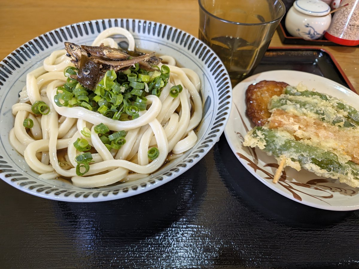 mayumi_danshi's tweet photo. 🍜今日は「ツルの家」さんへ
郵便局に用事があったので、その近くでお昼ごはん😊
薬局から車で約5分🚗
太めのうどんに、煮干しがドーン🐟
天ぷらもいただきました😋
檀紙周辺、やっぱりうどん屋さんには困りません🤣
ごちそうさまでした！
#ツルの家 #讃岐うどん #高松市 #檀紙町 https://t.co/cMr9TPOwrZ
