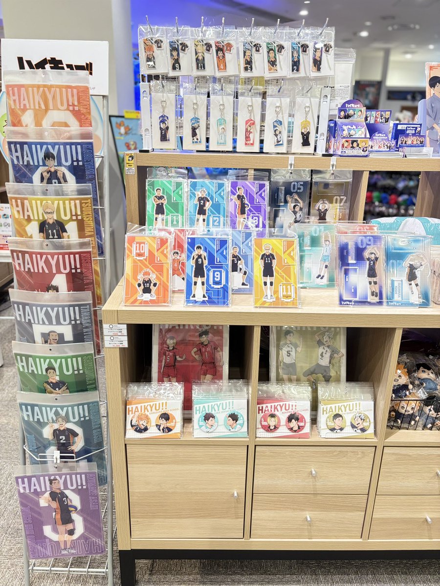 TeS_OSAKA's tweet photo. 【#ハイキュー!!】
 
／
入荷商品のご案内
＼
 
「ハイキュー!! セッター&amp;背番号ビジュアル」のグッズがTeSに入荷しております🏐✨
 
近くにお立ち寄りの際はぜひTeSにお越しください💁🏻‍♀️❣️

#TeS #NU茶屋町 #hq_anime https://t.co/ZDrL7AfuC0