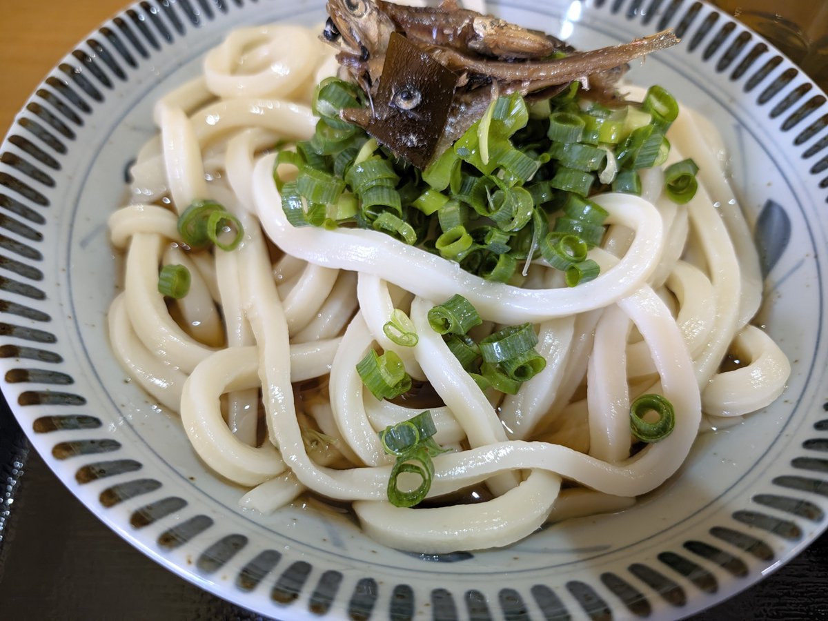 mayumi_danshi's tweet photo. 🍜今日は「ツルの家」さんへ
郵便局に用事があったので、その近くでお昼ごはん😊
薬局から車で約5分🚗
太めのうどんに、煮干しがドーン🐟
天ぷらもいただきました😋
檀紙周辺、やっぱりうどん屋さんには困りません🤣
ごちそうさまでした！
#ツルの家 #讃岐うどん #高松市 #檀紙町 https://t.co/cMr9TPOwrZ