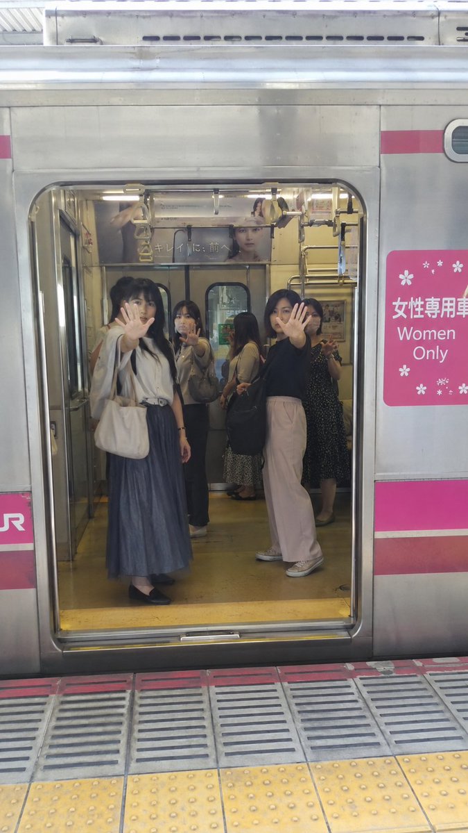 mastersugee's tweet photo. 悪いのはどっち？

←女性専用車両　　　　　　　　白人専用バス→ https://t.co/00ABMv5Ye6