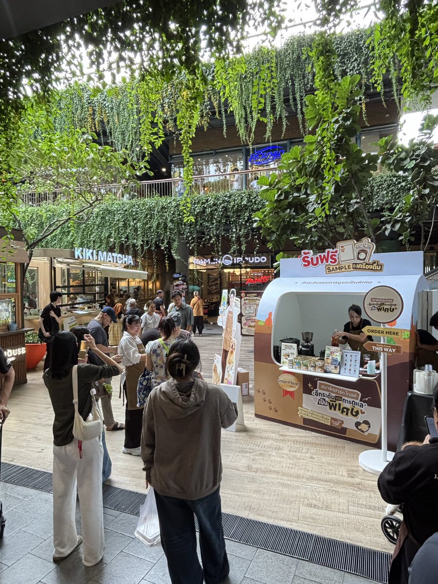 SmartHeart_Gold's tweet photo. 🐶🎉 มาเจอกัน SmartHeart Gold Pop-up Bistro 
ที่ Central EastVille ชั้น 1 บริเวณใกล้กับร้าน Yuzu House
3 ต.ค. 69 วันนี้วันเดียวน้าาา

📸 ฟินแน่ ! แวะมาถ่ายรูปเช็กอินคู่กับ Standee เชฟปอนด์สุดหล่อย
🎁 รับฟรี ! อาหารสุนัข SmartHeart Gold Sample ให้น้องหมาได้ลองชิม
🥤✨ ถ่ายรูปเช็กอินติดแฮชแท็กกิจกรรมที่บูธ รับเลย "เครื่องดื่มสุดพิเศษ" ให้คุณพ่อคุณแม่ชื่นใจ

และไฮไลต์วันนี้! เตรียมพบกับแก๊ง SmartHeart Gold Family ที่มารอเจอ FC แบบใกล้ชิด
🤎 11.30 น. : ใบเตย & ใบตอง (เพจ หมาสองใบ)
🤎 12.45 น. : มิสชูว (เพจ Miss Choo)
🤎 14.30 น. : จอมเวทย์ (เพจ หมาจอมเวทย์ มหาเมฆ)

ที่สุดท้ายแล้ว รีบพุ่งตัวมาด่วน ๆ แล้วเจอกันที่บูธนะ 🤎

#SmartHeartGold #SmartHeartGoldBistro
#อีกระดับของการดูแลเป็นพิเศษ
#ทุกความต้องการพิเศษต้องSmartHeartGold
#SmartHeartGoldxPondNaravit #ppnaravit