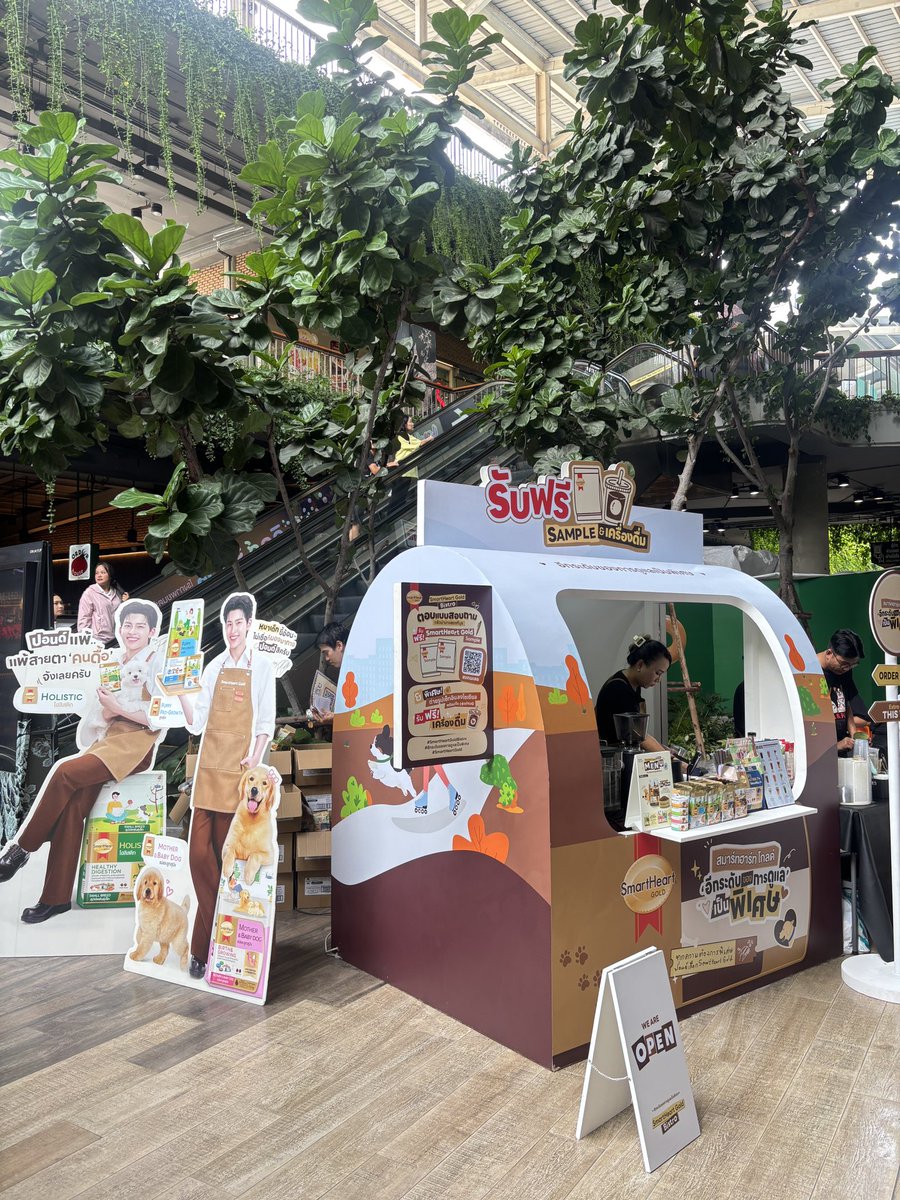 SmartHeart_Gold's tweet photo. 🐶🎉 มาเจอกัน SmartHeart Gold Pop-up Bistro 
ที่ Central EastVille ชั้น 1 บริเวณใกล้กับร้าน Yuzu House
3 ต.ค. 69 วันนี้วันเดียวน้าาา

📸 ฟินแน่ ! แวะมาถ่ายรูปเช็กอินคู่กับ Standee เชฟปอนด์สุดหล่อย
🎁 รับฟรี ! อาหารสุนัข SmartHeart Gold Sample ให้น้องหมาได้ลองชิม
🥤✨ ถ่ายรูปเช็กอินติดแฮชแท็กกิจกรรมที่บูธ รับเลย "เครื่องดื่มสุดพิเศษ" ให้คุณพ่อคุณแม่ชื่นใจ

และไฮไลต์วันนี้! เตรียมพบกับแก๊ง SmartHeart Gold Family ที่มารอเจอ FC แบบใกล้ชิด
🤎 11.30 น. : ใบเตย & ใบตอง (เพจ หมาสองใบ)
🤎 12.45 น. : มิสชูว (เพจ Miss Choo)
🤎 14.30 น. : จอมเวทย์ (เพจ หมาจอมเวทย์ มหาเมฆ)

ที่สุดท้ายแล้ว รีบพุ่งตัวมาด่วน ๆ แล้วเจอกันที่บูธนะ 🤎

#SmartHeartGold #SmartHeartGoldBistro
#อีกระดับของการดูแลเป็นพิเศษ
#ทุกความต้องการพิเศษต้องSmartHeartGold
#SmartHeartGoldxPondNaravit #ppnaravit