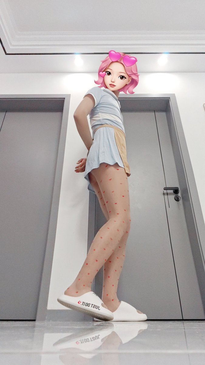 aifutazi's tweet photo. 好利来蛋糕都吃过吧，但是穿好利来制服的爱心丝袜牛牛你们都见过吗 (爱心丝袜❤️一) #男娘 #伪娘 #御姐 #femboy #jk #丝袜 #肉丝 #黑丝 #丝袜jj #小皮鞋 #汉服 #汉服鞋 #白丝 #女装 #JK #男の娘 #伪娘露出 #伪街 #好利来 https://t.co/Dab41fQEUS