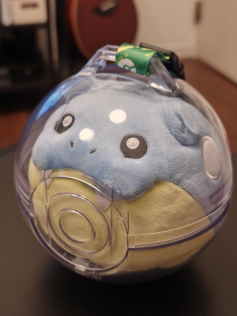 muratan_dolls's tweet photo. ポケパークで買ったぬいぐるみ連れ歩きケースにタマちゃん入れてみたらシンデレラフィットすぎて笑っちゃったよね🥺 https://t.co/5DEdk1dskP