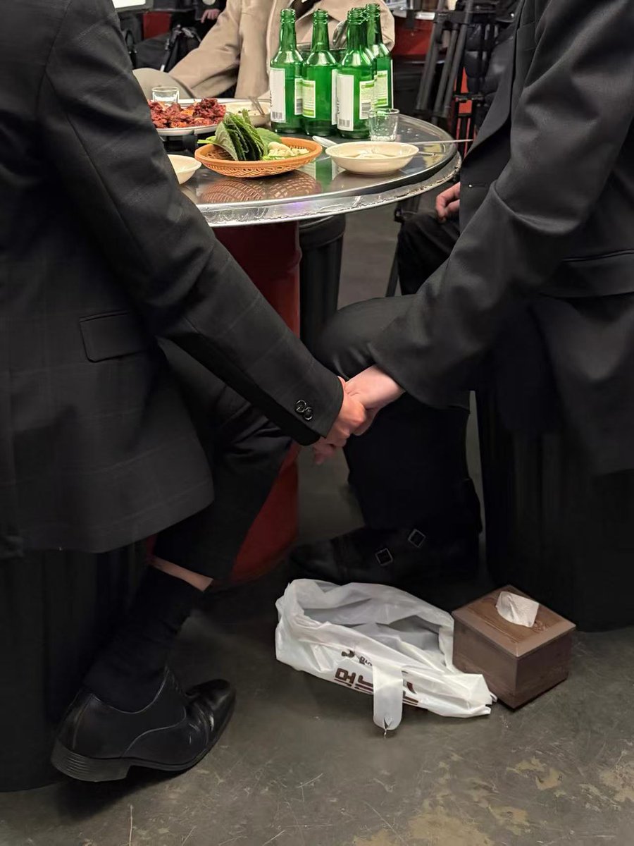 Mmgl19037403's tweet photo. 剧播出100天两个人时装周的造型幻视善河上身，伟大的2.5次元，没想到剧播完还能再次见到善河，完全就是善河婚后，之前被笼罩在仇恨阴霾下痛苦纠缠的两个人，在彼此的爱意滋养下褪去阴郁眉眼舒展容光焕发，金允植和朴时宇会和善河一样未来也会一直幸福
#검제와_함께한_100일
#100DayswithTPP https://t.co/BUV5CesRJm