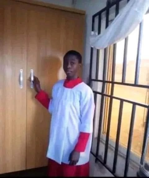 MarioUgonna's tweet photo. This innocent Altar Server was also shot when Fr. Christopher Odia was about to be kidnapped. 

They both were preparing to go for Sunday Holy Mass when the terrorists group attacked them. 

The Altar Server was later rushed to a hostipal immediately and he entered comatose. On that same day Fr Christopher was also k!lled. 

Kindly pray for his soul to rest in peace, and for the conversion of their murderers and their evil sponsors through Christ Jesus our Lord 🙏