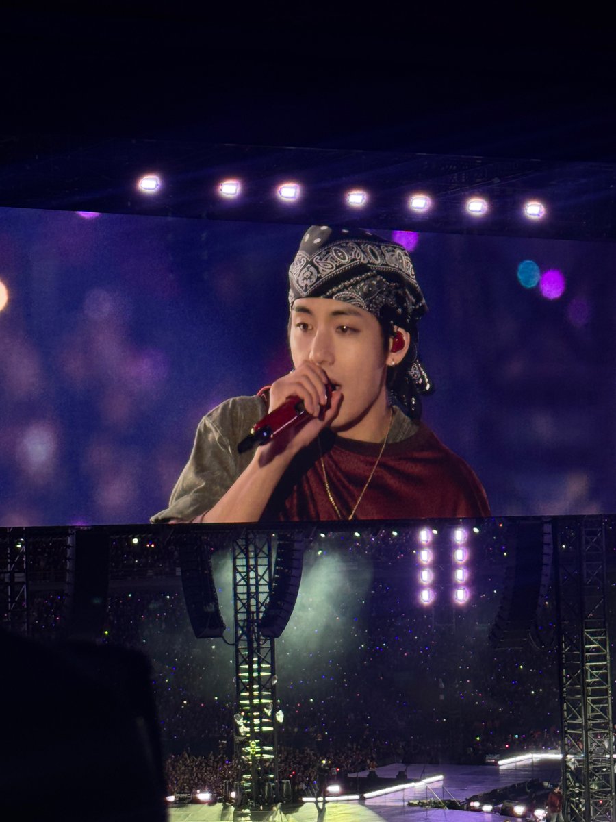 ItsLondi_'s tweet photo. Tengo cosas que hablar con las Armys sobre V 😍😍😍😍 https://t.co/ZezpfYJ80c