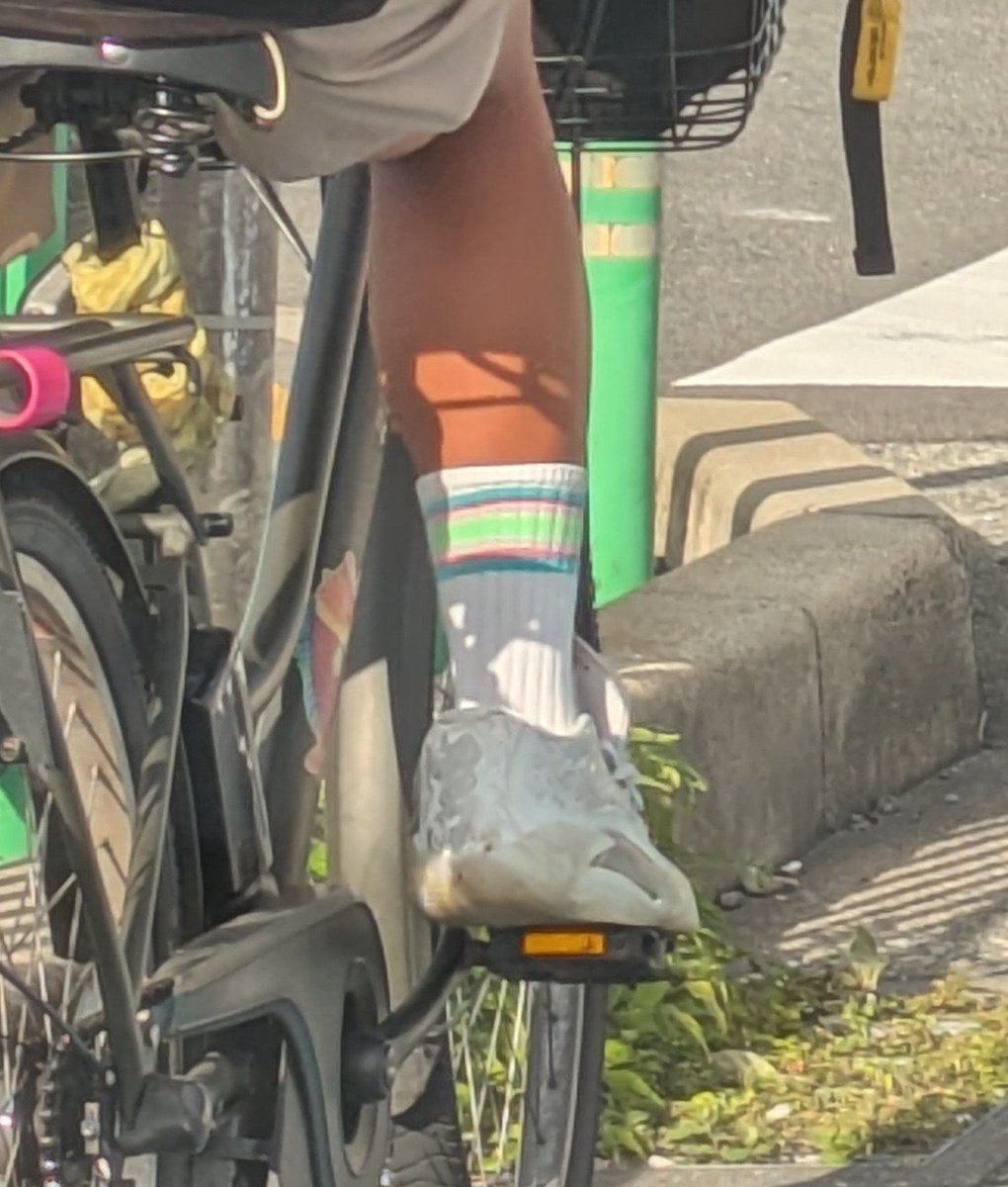 tasao_ts's tweet photo. あつ森のエイブルシスターズで売ってる靴下にそっくりで笑っちゃった🤭 https://t.co/rpTSznssfJ