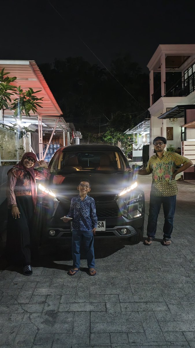 rkosana's tweet photo. Pic 1: Bye bye Grey,, sedih juga euy ternyata,, 
Poc 2: Grey, us and the new owner,, baik2 ya Grey,, https://t.co/rwJXdZDHZC