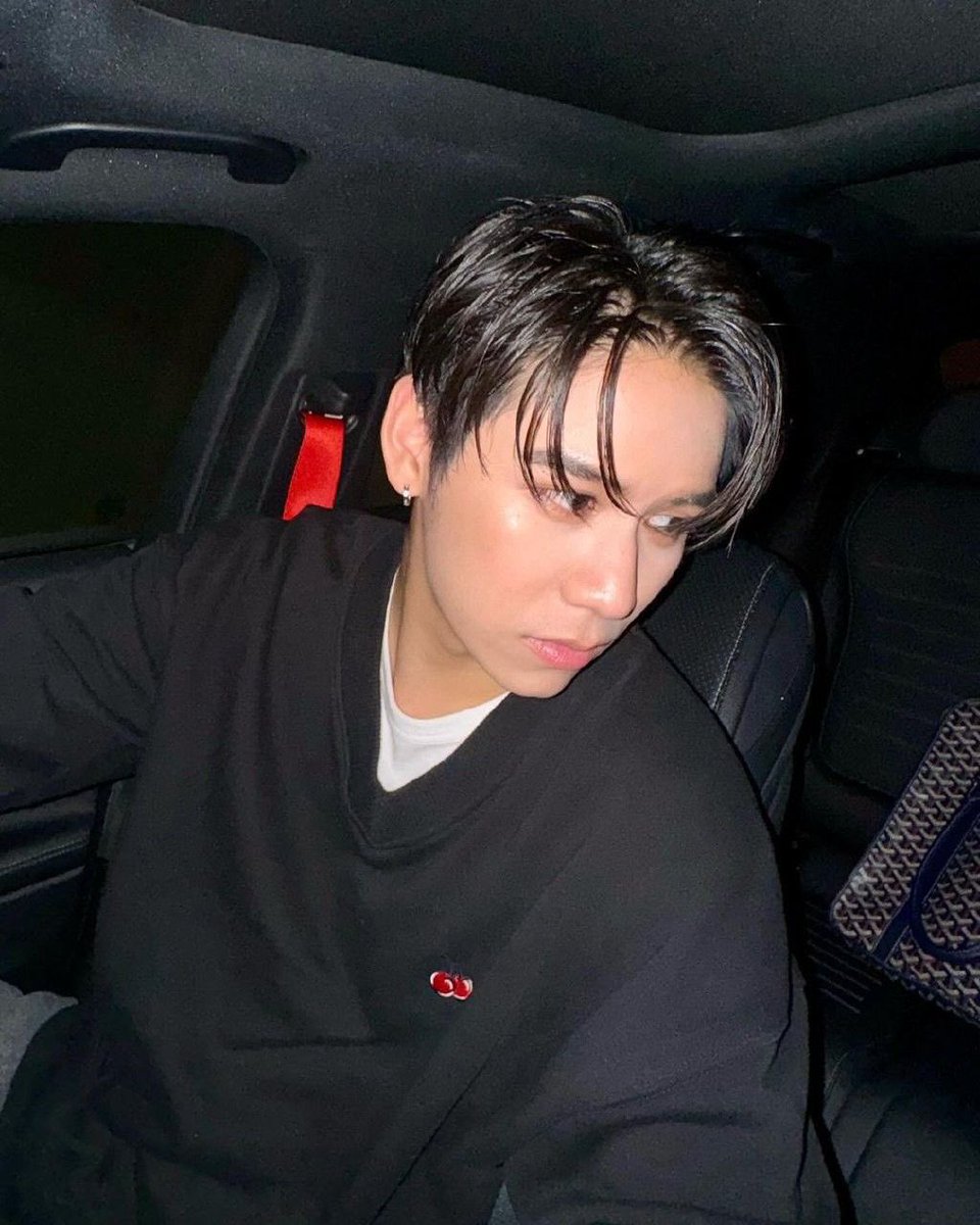 faiiryfyr's tweet photo. ‘ใครให้มึงถ่ายรูปแบบนี้ไ��วิน’
‘อะไรของมึงเนี่ยไอ้ซาวด์ กูก็ถ่ายปกติป้ะ’
‘มึงลุกเลยนะ น่าเกลียด’
‘เออ! กูทำอะไรก็ไม่เคยดีในสายตามึงหรอก!’
‘…’
‘…’
‘กูหวง’
‘…’
‘ทีนี้ลุกขึ้นมาได้ยัง’ https://t.co/aePwh5FJMm