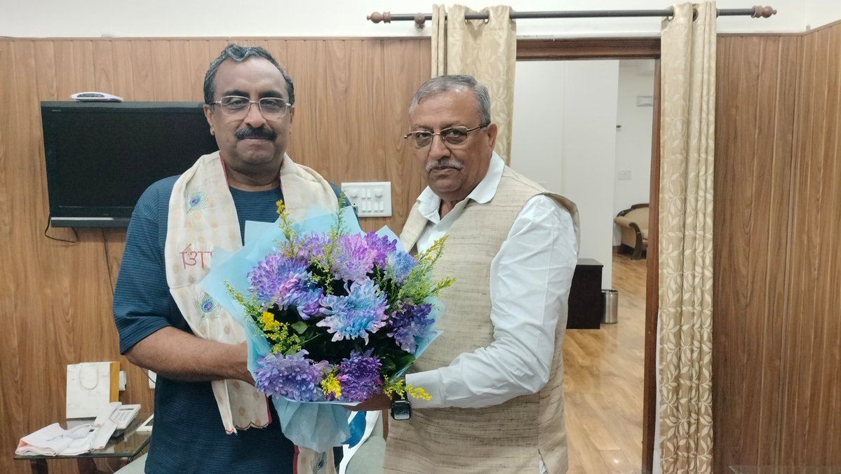 MehrotraRamBJP's tweet photo. 'देवभूमि' उत्तराखण्ड की पावन धरा पर आगमन पर BJP प्रदेश प्रभारी श्री राम माधव जी, सह-प्रभारी श्री अरविंद मेनन जी एवं सुश्री बांसुरी स्वराज जी का हार्दिक स्वागत व अभिनंदन।
आपके कुशल मार्गदर्शन से संगठन को नई मजबूती मिलेगी। आपका प्रवास मंगलमय हो! 
#BJP4UK #Devbhoomi https://t.co/hkLLThe5H3