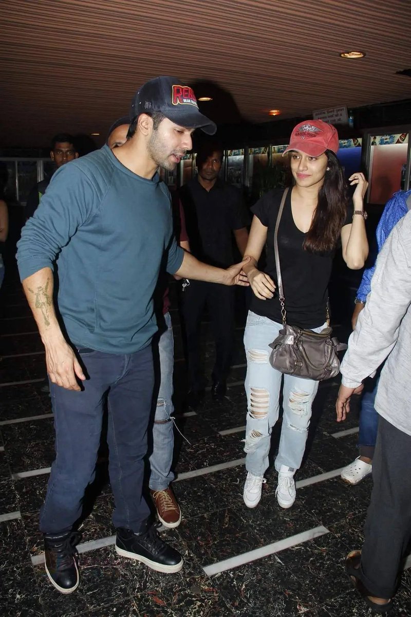 VarShraUniverse's tweet photo. The way he held her hand 🤏 https://t.co/OeZFkH4ftj