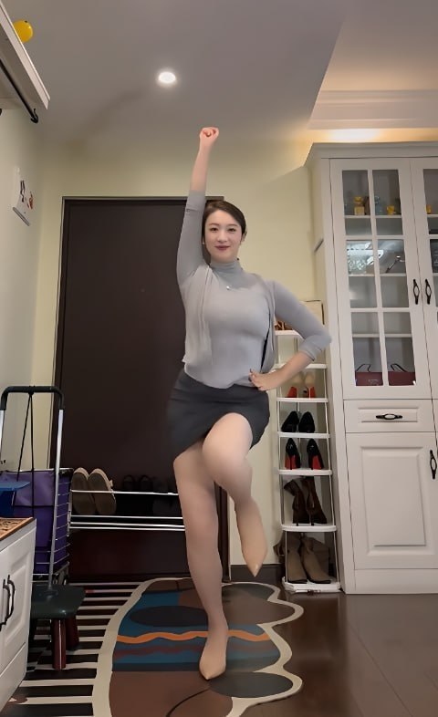 bitcoin45410831's tweet photo. #抖音网红 在在妈  #人妻少妇 #自慰喷水

穿着包臀裙  舞勾引，身材太棒了， 起来很舒服 https://t.co/EpHTS2KuTe