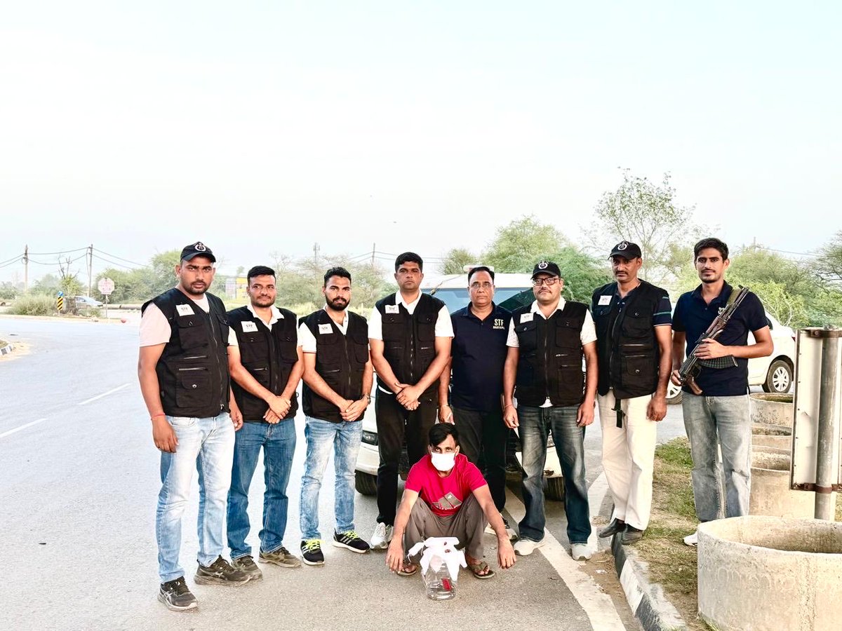 police_haryana's tweet photo. हरियाणा STF को बड़ी सफलता!

हिसार STF की टीम ने विशेष सूचना पर कार्रवाई करते हुए पंजाब के अबोहर में शोरूम संचालक की हत्या के मामले में वांछित ₹5 लाख के इनामी मोस्ट वांटेड आरोपी को गिरफ्तार किया।

आरोपी के कब्जे से अवैध .32 बोर पिस्तौल व 3 जिंदा कारतूस बरामद। मामले में आगे की जांच जारी।

#HaryanaPolice #HaryanaSTF #CrimeControl

@cmohry @NayabSainiBJP @csharyana @DGPHaryana