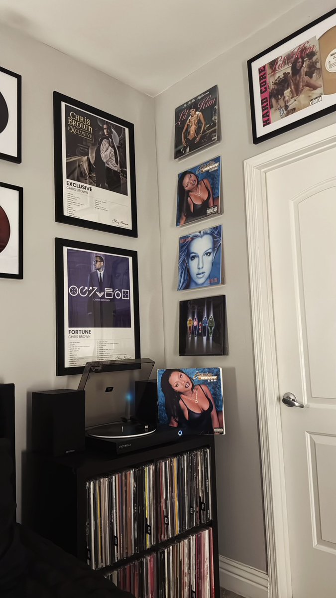 bb_breezy702x's tweet photo. The Taste π₯ #Chrisbrown #Lilkim #Foxybrown #Britneyspears #Breezy #Kingfox #Queenbee #Britney #vinylcolllection #taste https://t.co/BSDTcna0rw
