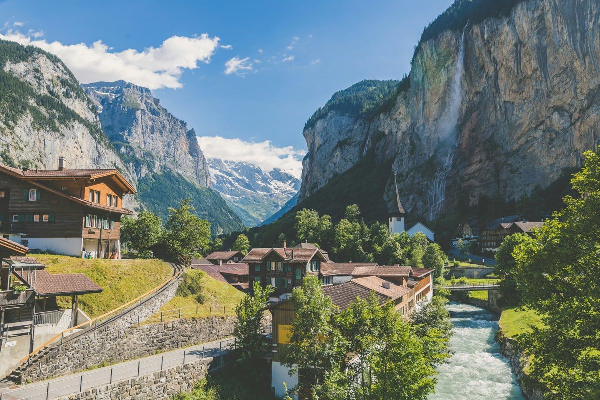 SchweizLove's tweet photo. Chalets im Tal von Lauterbrunnen, umgeben von Wasserfällen, Wäldern und steilen Bergen — ein klassisches Motiv der Berner Alpen.
#Lauterbrunnen #Schweiz #Berge #Tal #Wasserfall https://t.co/JKEMzcxTup