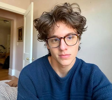 hungnerdd_'s tweet photo. I might look like this but...
There is more beneath the surface.. under the clothes https://t.co/UbD9j2XZdV