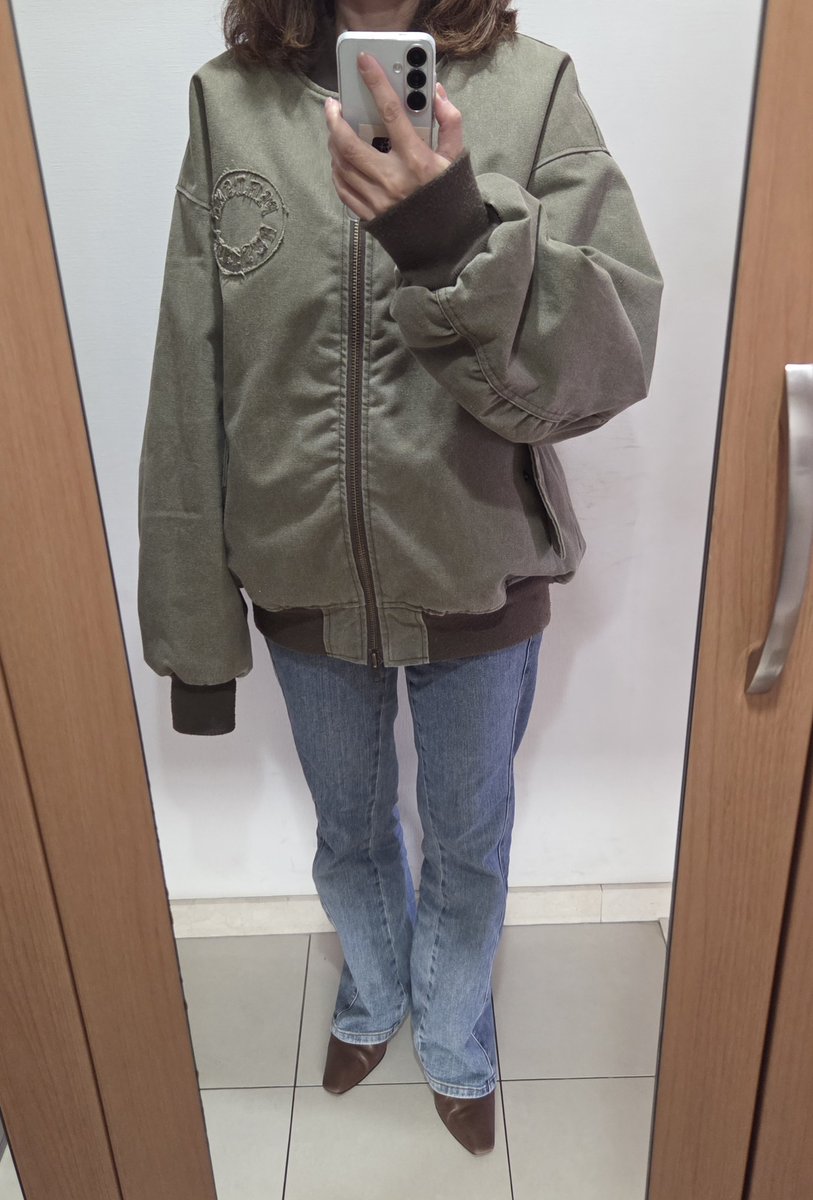 tsukisoraAKINA's tweet photo. 明菜さんのDSグッズのブルゾン。
息子の服で近いサイズのものがあったので着てみた。
●息子のは、身丈71、身幅67、桁丈82
●DSのMは
身丈71、身幅63、裄丈82（約）(←公式HPから引用)

身長158cm
印象はだいぶデカい
中にセーター着れるほど
お尻はすっぽり
ダボッと着こなす感じ😊
#中森明菜
#ALDEA https://t.co/C8vgWZiNxI