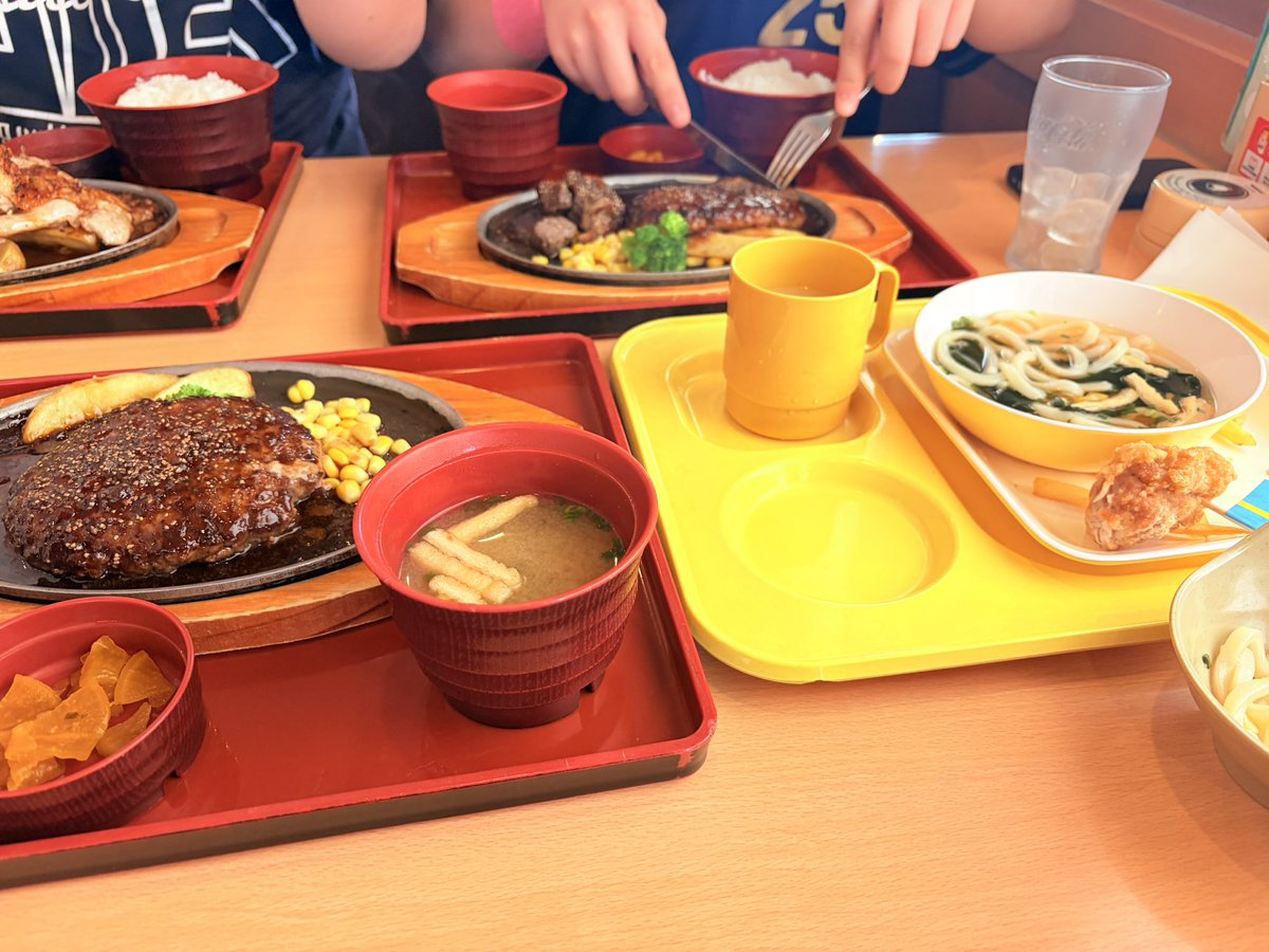 satomi_419_'s tweet photo. 長男バド🏸終了後
みんなで遅めのお昼ご飯🍚 https://t.co/zSKc1qHKoa