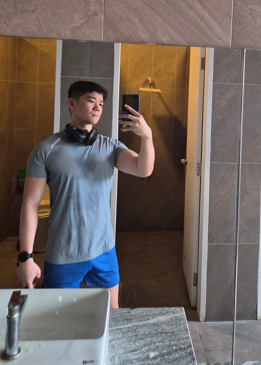 joonbie19's tweet photo. Cardio but the emblem is on fire and the weave is fortune https://t.co/I456pzsi6p