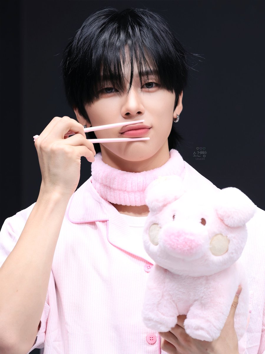 gunggang0913's tweet photo. 260919 사운드웨이브 대면

뙈지🐷

#SOGEON #소건 #ソゴン 
#NEXZ #넥스지 #ネクスジ https://t.co/oMrmQEcwCJ