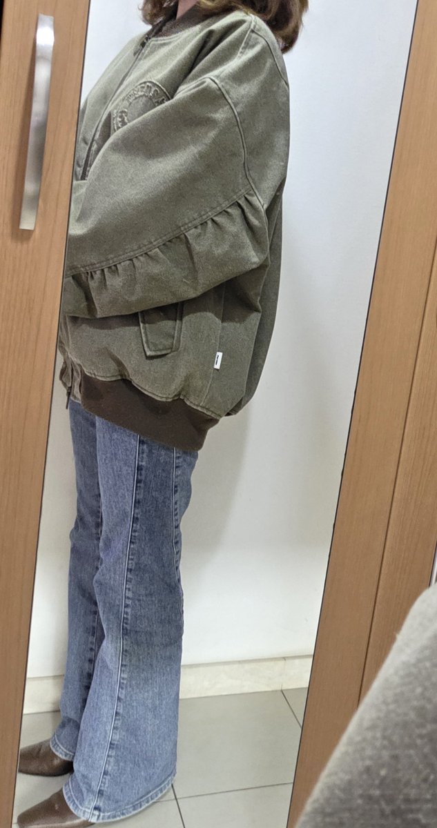 tsukisoraAKINA's tweet photo. 明菜さんのDSグッズのブルゾン。
息子の服で近いサイズのものがあったので着てみた。
●息子のは、身丈71、身幅67、桁丈82
●DSのMは
身丈71、身幅63、裄丈82（約）(←公式HPから引用)

身長158cm
印象はだいぶデカい
中にセーター着れるほど
お尻はすっぽり
ダボッと着こなす感じ😊
#中森明菜
#ALDEA https://t.co/C8vgWZiNxI