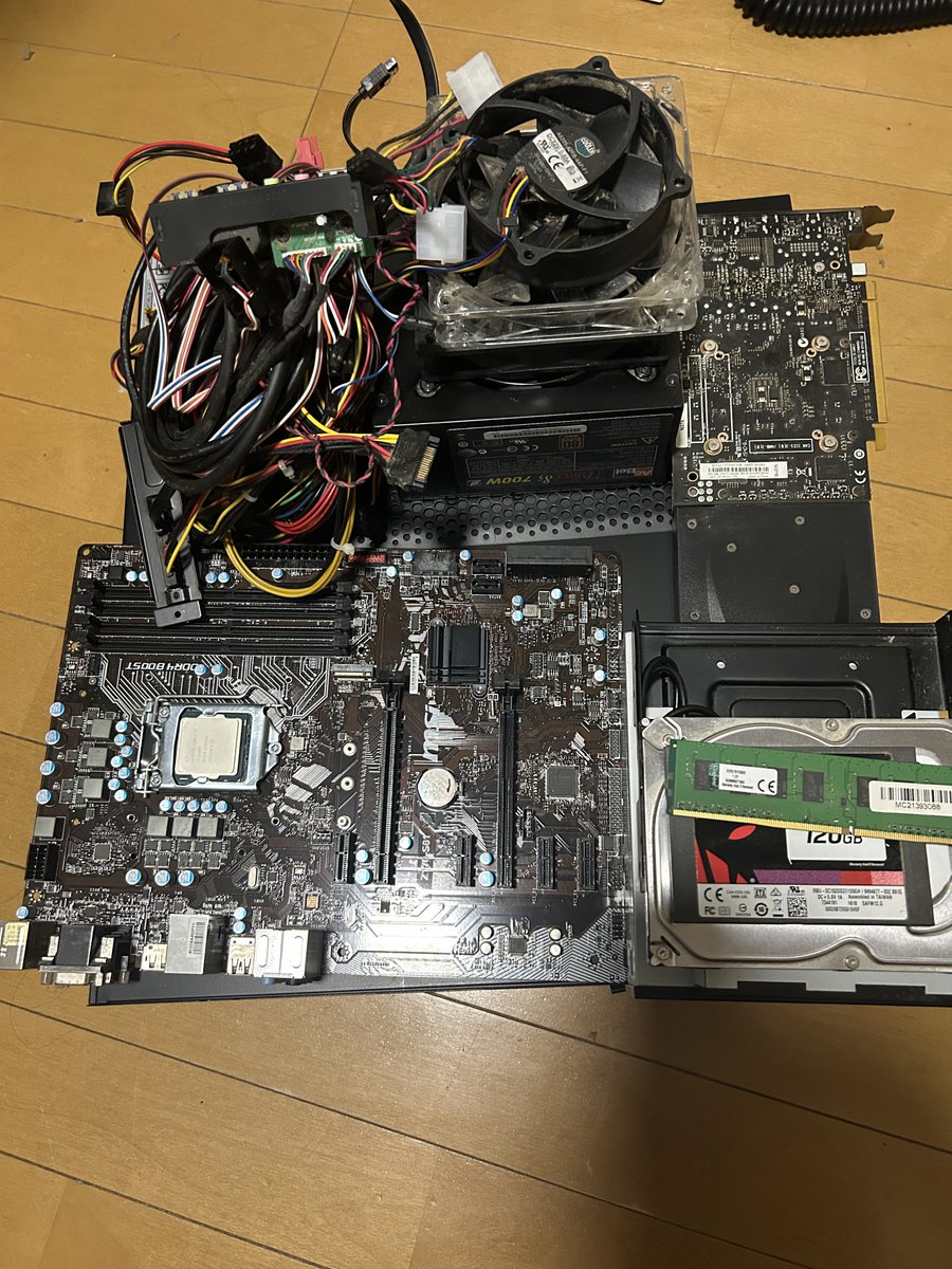 NeGi_TRPG12's tweet photo. PCくんが無残な姿に………… https://t.co/YqHrn0JShT