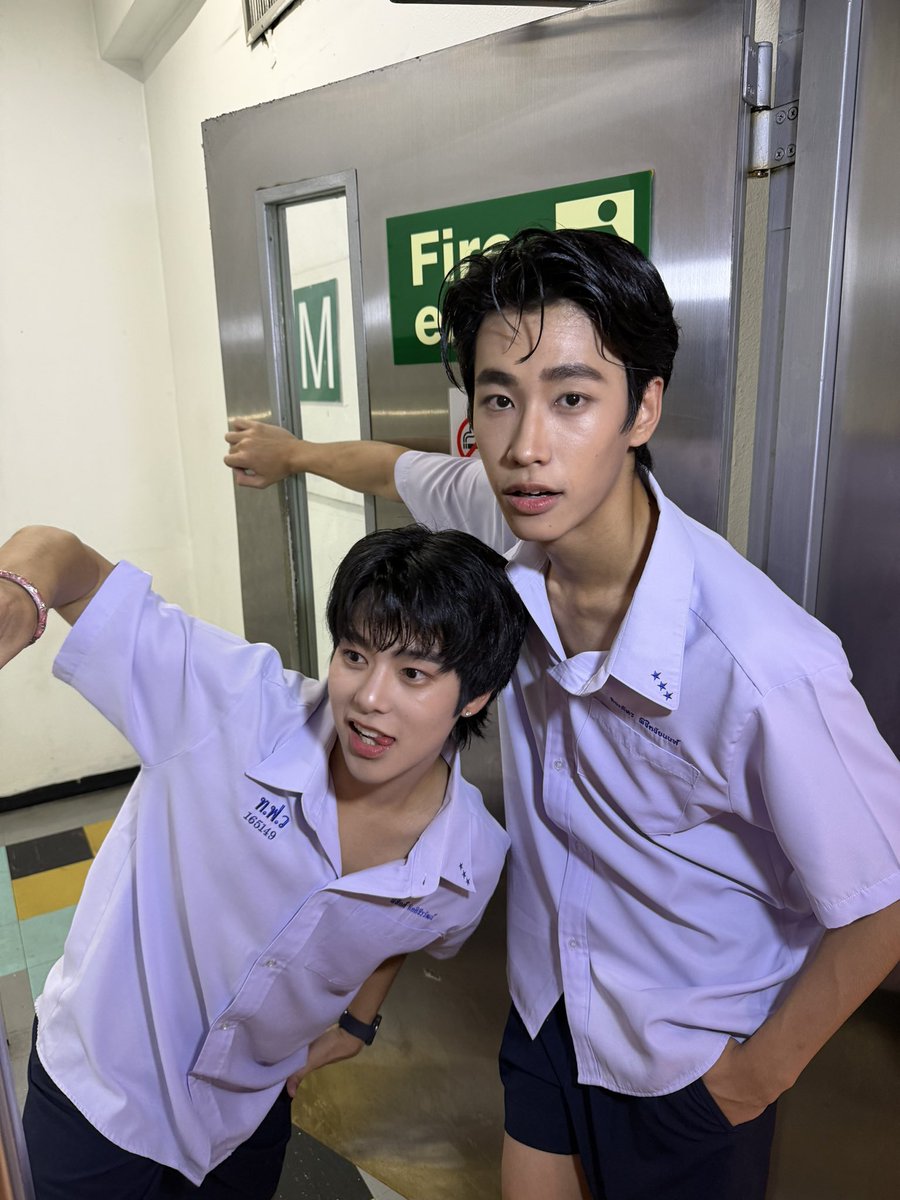 tia51_official's tweet photo. ออกจากหัวใจต้องไปทางไหน

Start Trend 18.00น. 
🔑 LOVEx3 FAN SCREENING DAY
#️⃣ #.LOVEx3withSandell

#LOVEx3FanBenefitwithSandell https://t.co/npN3F2fdX8