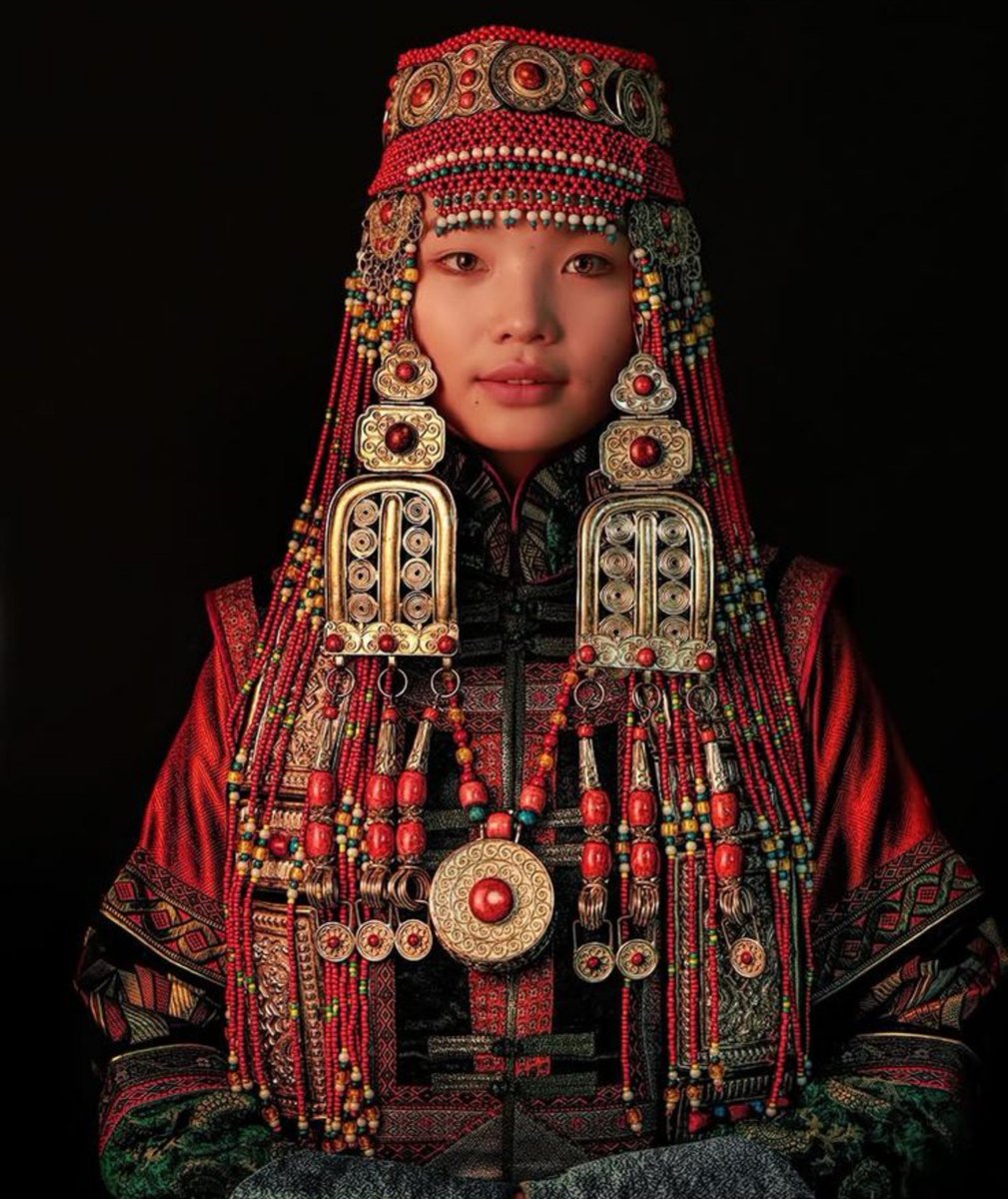 imtheonlytruth's tweet photo. uzemchin mongol womans headdress is on another level of detailed and regal https://t.co/fNYdl9LyQ9